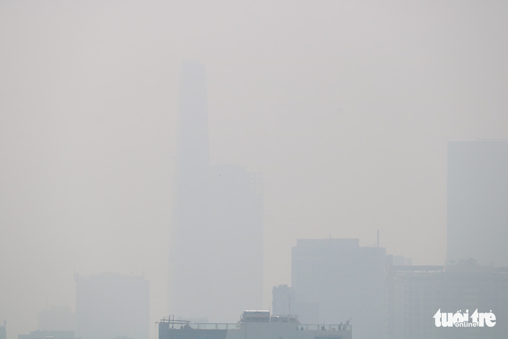 Sương mù bao phủ TP.HCM, các tòa nhà cao tầng biến mất - Ảnh 9.
