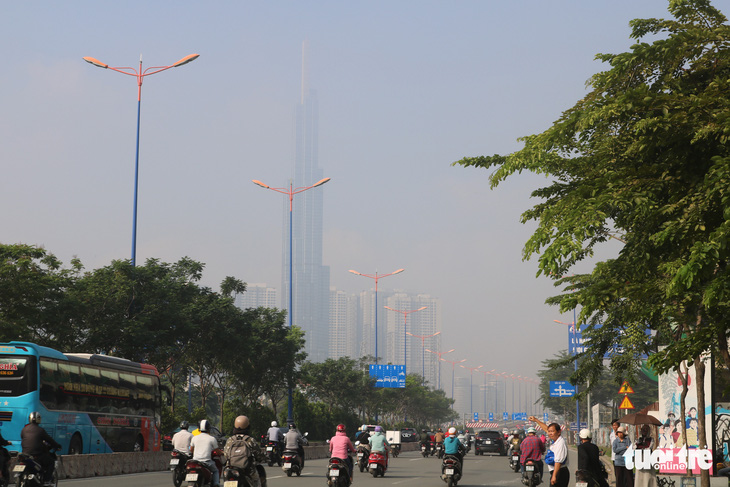 Sương mù bao phủ TP.HCM, các tòa nhà cao tầng biến mất - Ảnh 1.
