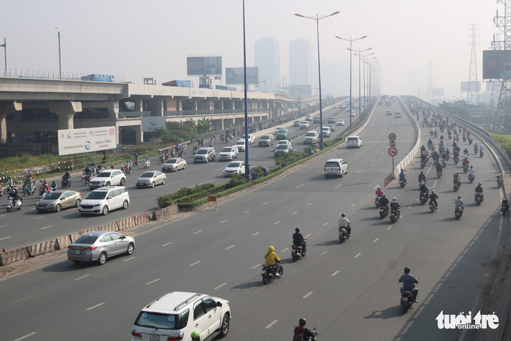 Sương mù bao phủ TP.HCM, các tòa nhà cao tầng biến mất - Ảnh 3.