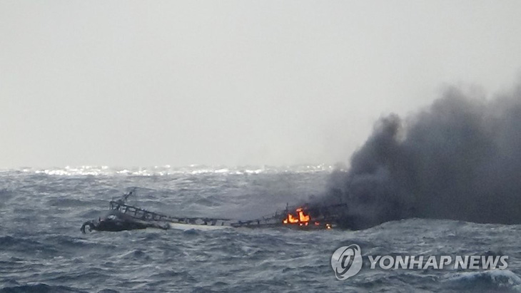 Tổng thống Hàn Quốc: Nỗ lực tìm nạn nhân vụ cháy tàu cá có công dân Việt Nam - Ảnh 1.