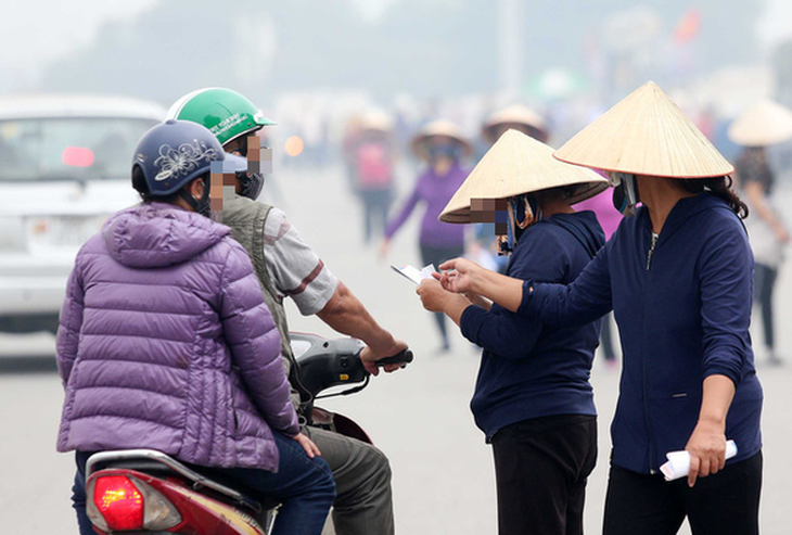 Công an thu giữ gần 1.000 vé giả trận Việt Nam - Thái Lan, bắt giữ nhiều người - Ảnh 1.