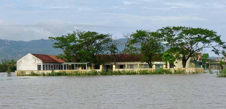 26 trường ngập nặng sau bão, hơn 14.000 học sinh Bình Định chưa thể tới trường - Ảnh 2.