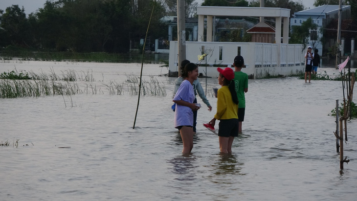 26 trường ngập nặng sau bão, hơn 14.000 học sinh Bình Định chưa thể tới trường - Ảnh 4.