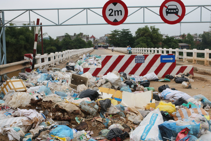 Bãi rác trên cầu nhiều tháng không ai dọn, dân xử lý bằng cách vứt xuống sông - Ảnh 2.