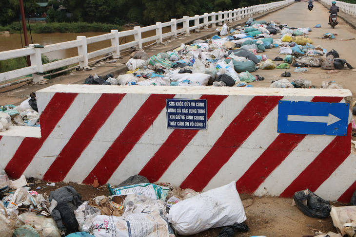 Bãi rác trên cầu nhiều tháng không ai dọn, dân xử lý bằng cách vứt xuống sông - Ảnh 3.