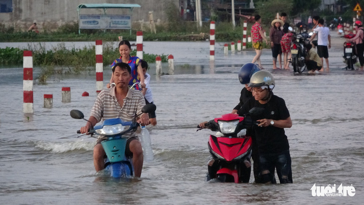 26 trường ngập nặng sau bão, hơn 14.000 học sinh Bình Định chưa thể tới trường - Ảnh 3.