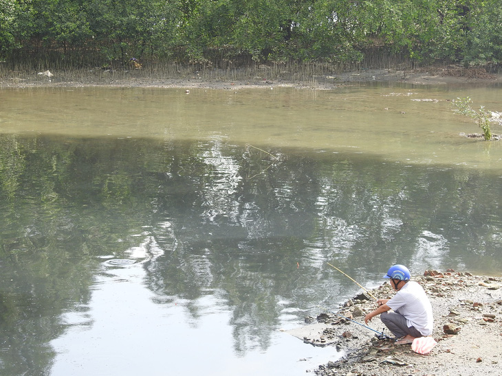 Nước đen ngòm xả ra sông Hàn Đà Nẵng là nước thải, bị ô nhiễm - Ảnh 1.