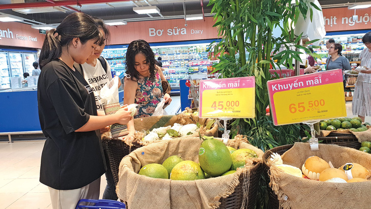 Đổ xô săn hàng khuyến mãi - Ảnh 2.