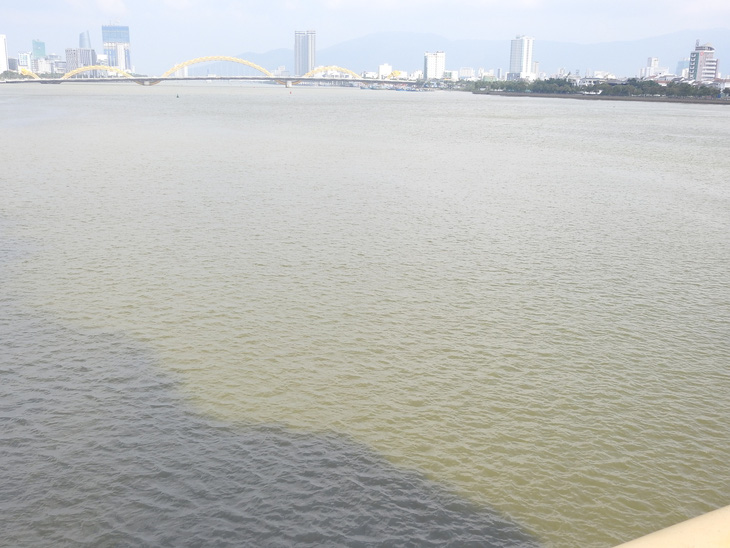 Nước đen ngòm xả ra sông Hàn Đà Nẵng là nước thải, bị ô nhiễm - Ảnh 3.