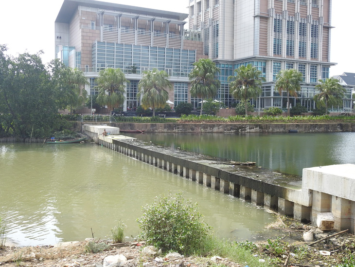 Nước đen ngòm xả ra sông Hàn Đà Nẵng là nước thải, bị ô nhiễm - Ảnh 4.