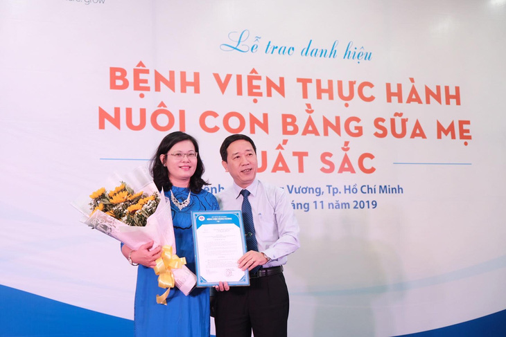 Bệnh viện Hùng Vương đạt danh hiệu thực hành nuôi con bằng sữa mẹ xuất sắc - Ảnh 1.