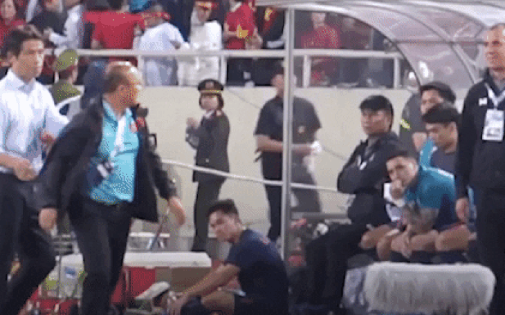 Video: Xem lại hình ảnh HLV Park Hang Seo nổi giận khi trợ lý tuyển Thái Lan khiêu khích