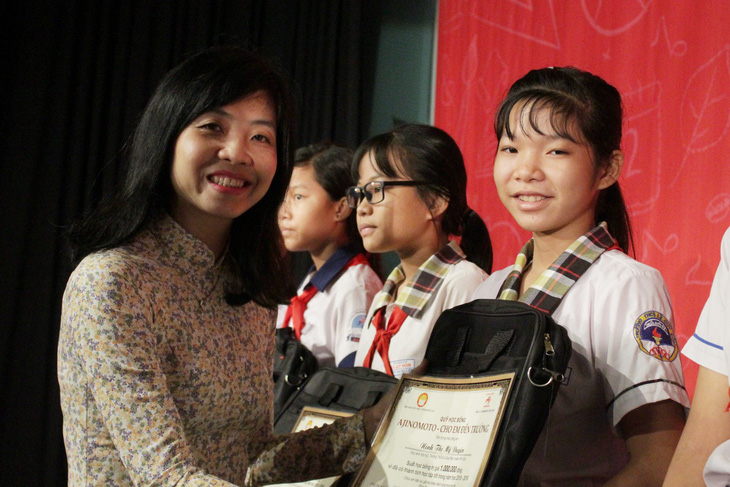 Tặng 400 suất học bổng đến học sinh nghèo hiếu học tỉnh Đồng Nai - Ảnh 2.
