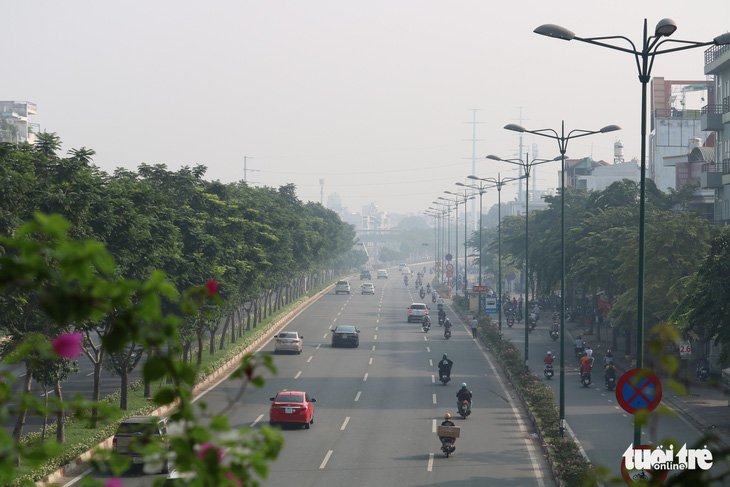 Bão Kalmaegi suy yếu thành áp thấp, miền Bắc mưa lạnh, miền Nam nắng ấm - Ảnh 1.