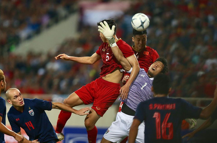Luật FIFA cho thấy trọng tài Oman chưa chắc đã sai - Ảnh 2.