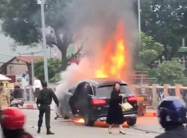 Vụ ôtô bốc cháy sau khi gây tai nạn: nữ tài xế đến công an trình diện - Ảnh 1.