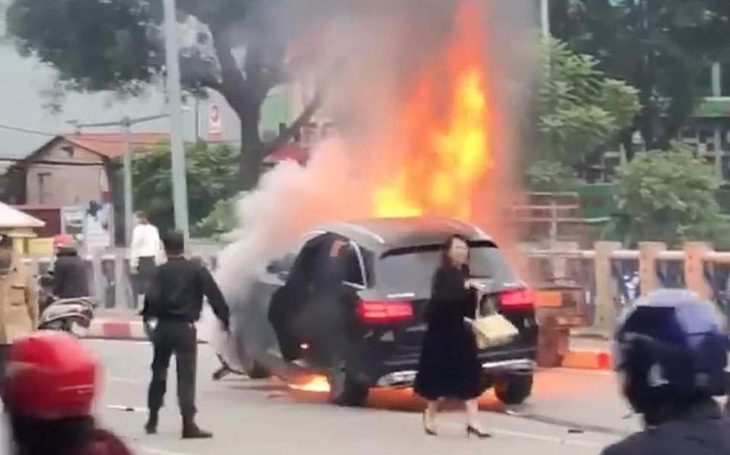 Vụ ôtô bốc cháy sau khi gây tai nạn: nữ tài xế đến công an trình diện