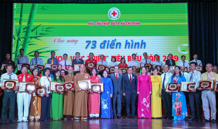 TP.HCM tuyên dương 73 điển hình Hoa việc thiện năm 2019 - Ảnh 1.