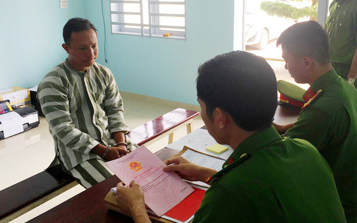 Khởi tố bị can làm giả sổ đỏ, đốt cả đài truyền thanh huyện để hủy chứng cứ