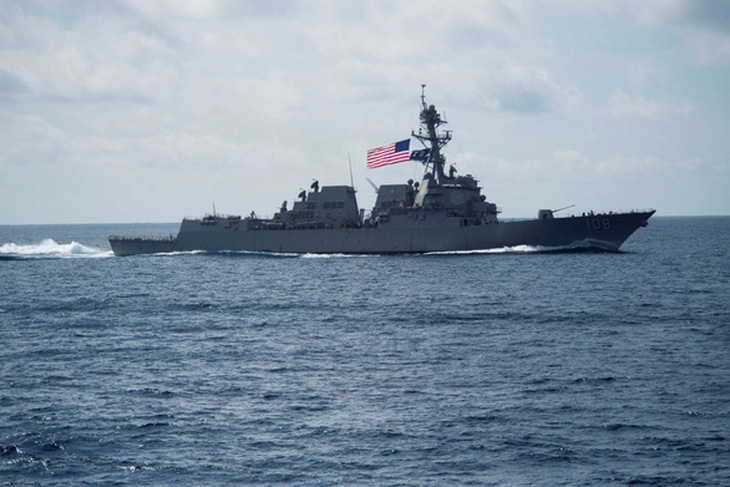 Áp sát Hoàng Sa, Trường Sa, hai tàu chiến Mỹ thách thức Trung Quốc - Ảnh 1.