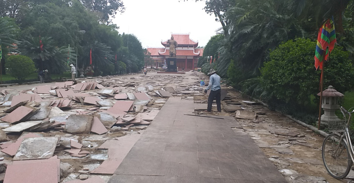 Sân lát tượng đài Hoàng đế Quang Trung đang đẹp, tỉnh bỏ 5 tỉ ngân sách cạy lên… nâng cấp ? - Ảnh 3.