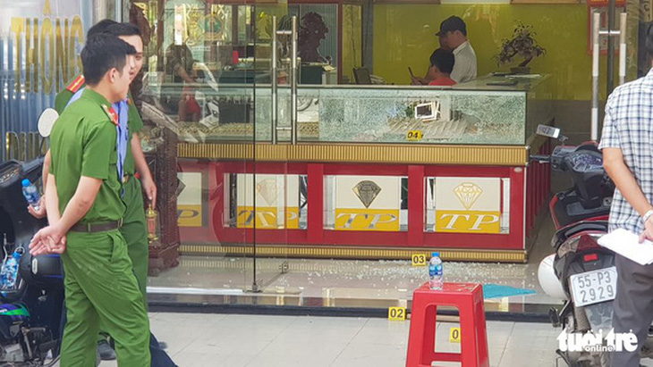 Bắt 2 nghi phạm nổ súng cướp tiệm vàng ở Hóc Môn - Ảnh 1.