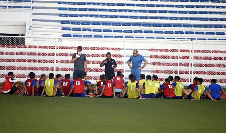 Thầy trò ông Park bất ngờ chạm trán đội tuyển... vua áo đen SEA Games 2019 - Ảnh 2.