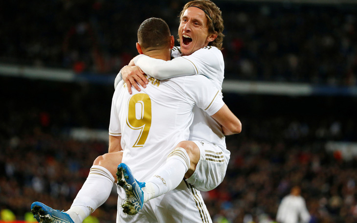 Luka Modric rực sáng giúp Real Madrid bám sát Barca