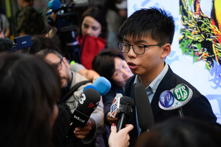 Người Hong Kong rồng rắn xếp hàng đi bầu hội đồng lập pháp địa phương - Ảnh 4.