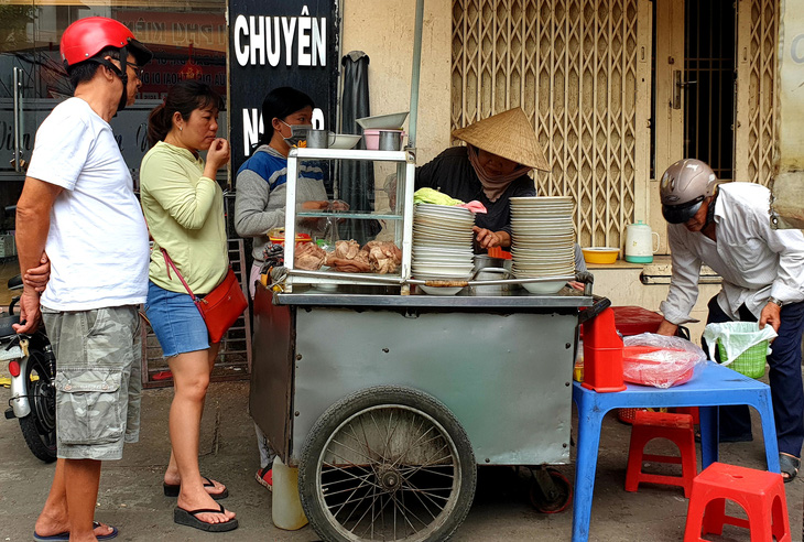 Giá heo tăng mạnh, hủ tiếu, cơm tấm, bún bò… ào ạt tăng theo - Ảnh 1.