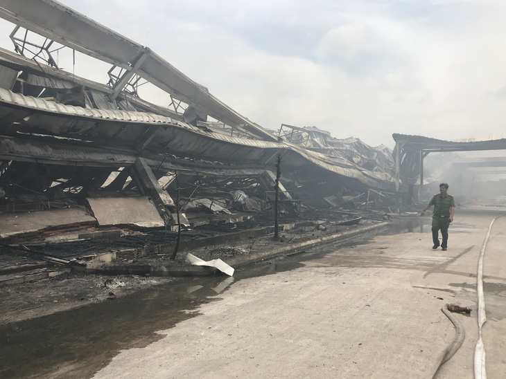 Hai xưởng may khoảng 10.000 m2 Công ty May Nhà Bè - Sóc Trăng bị lửa thiêu rụi - Ảnh 2.