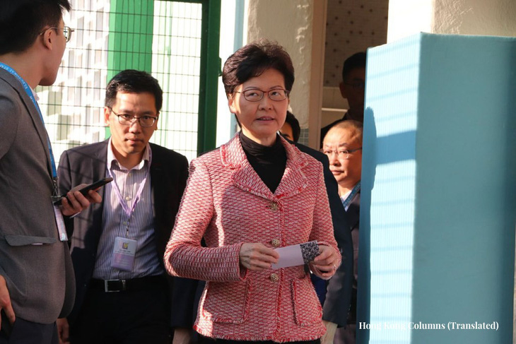 Người Hong Kong rồng rắn xếp hàng đi bầu hội đồng lập pháp địa phương - Ảnh 6.