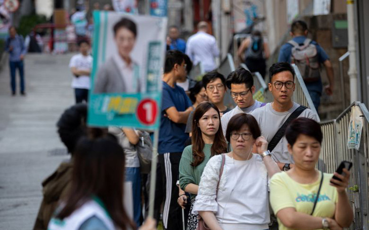 Cử tri Hong Kong đi bầu đông kỷ lục, dự báo kết quả bất ngờ