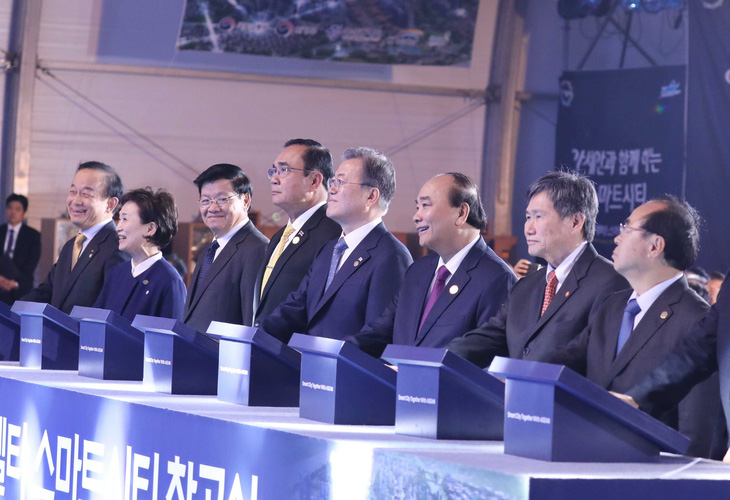 Thủ tướng Nguyễn Xuân Phúc dự lễ động thổ xây dựng thành phố thông minh của Hàn Quốc - Ảnh 1.