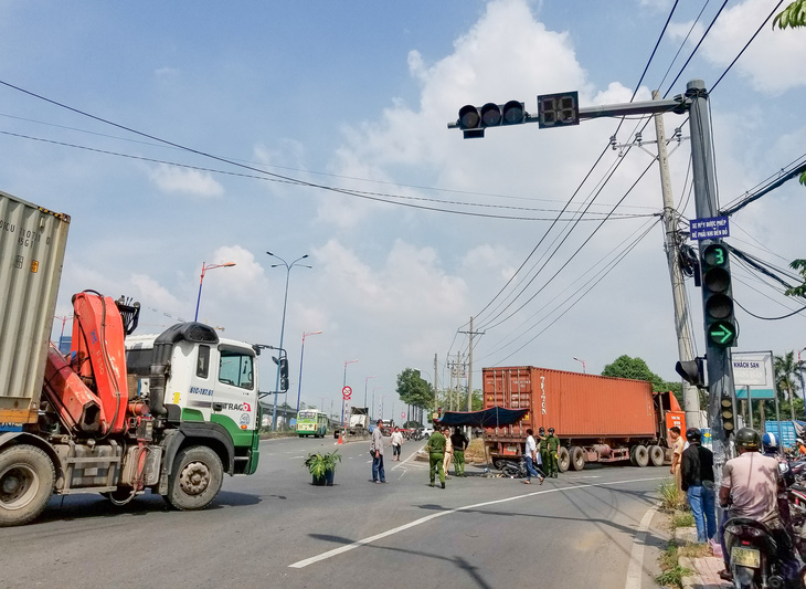 Con chết, cha mẹ bị thương sau tai nạn trên đường đi khám bệnh về - Ảnh 2.