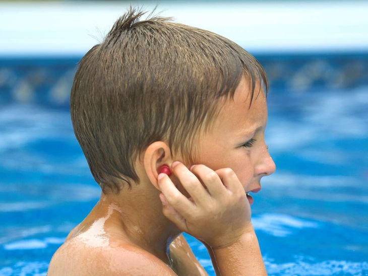 Trẻ lắc đầu để loại bỏ nước trong tai có thể gây tổn thương não - Ảnh 1.