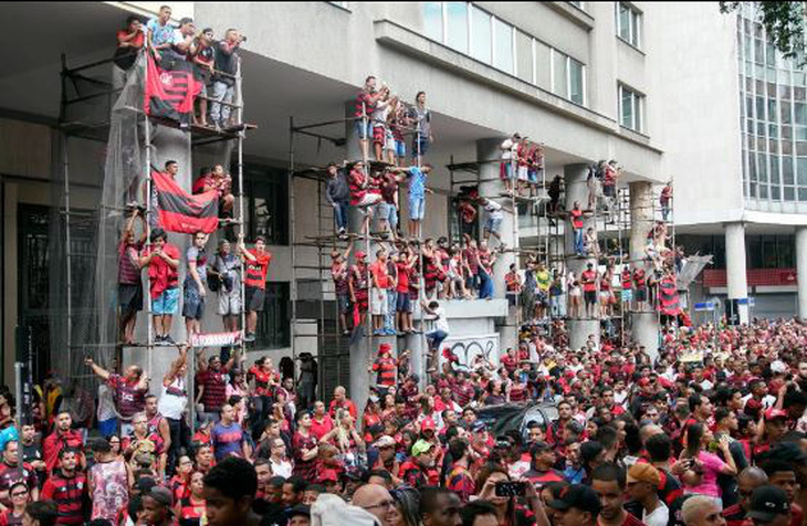 Quang cảnh như chiến trường khi Flamengo trở về sau chiến thắng ở Copa Libertadores - Ảnh 2.