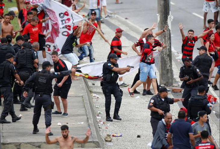 Quang cảnh như chiến trường khi Flamengo trở về sau chiến thắng ở Copa Libertadores - Ảnh 4.