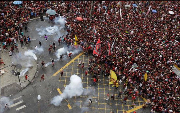 Quang cảnh như chiến trường khi Flamengo trở về sau chiến thắng ở Copa Libertadores - Ảnh 6.