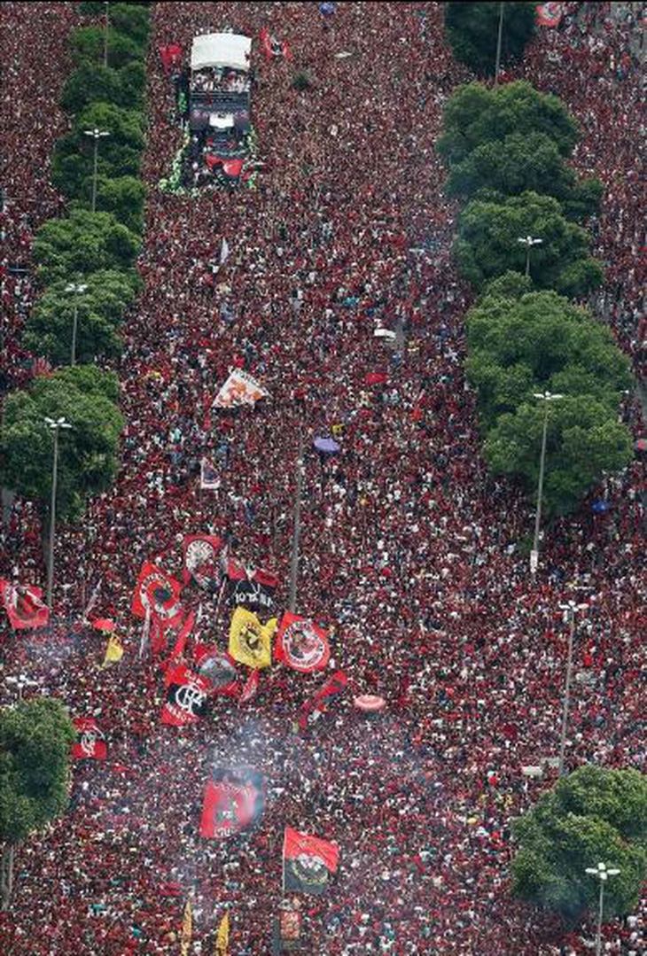 Quang cảnh như chiến trường khi Flamengo trở về sau chiến thắng ở Copa Libertadores - Ảnh 8.