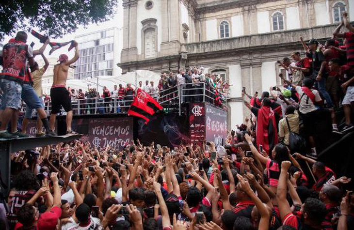 Quang cảnh như chiến trường khi Flamengo trở về sau chiến thắng ở Copa Libertadores - Ảnh 1.