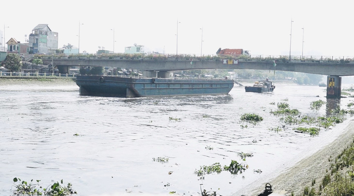 TP.HCM lắp đặt bảng quang báo điện tử trên đường sông - Ảnh 1.