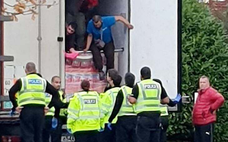 Cảnh sát Anh bắt một xe tải chở 10 di dân lậu, có 1 em bé