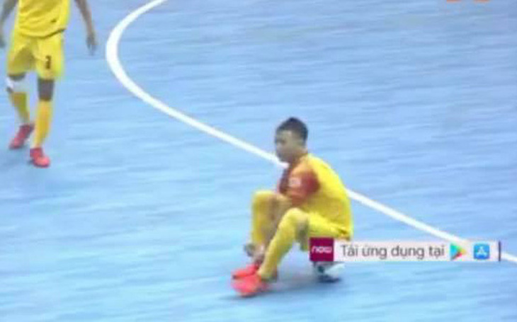 Đang thi đấu, quả bóng vàng futsal Việt Nam ngồi trên bóng buộc giày câu giờ lộ liễu
