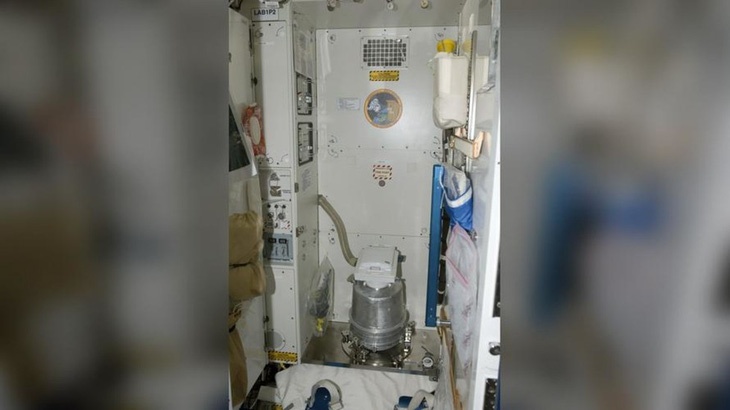 Phi hành gia trên ISS phải xài tã vì toàn bộ nhà vệ sinh bị hư - Ảnh 1.