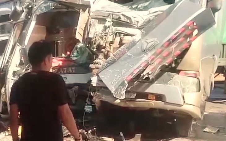 Video: Xe khách và container đâm nhau, phụ xe tử vong, hàng chục người ngất xỉu