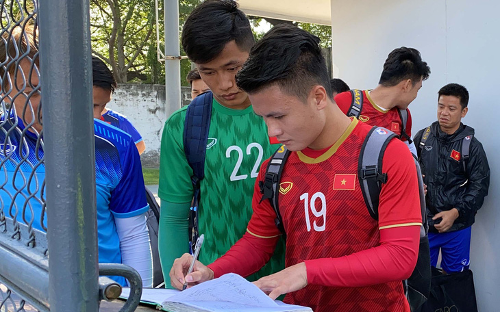 Quang Hải, Văn Hậu và các đồng đội phải ký tên mới được vào sân tập ở Philippines