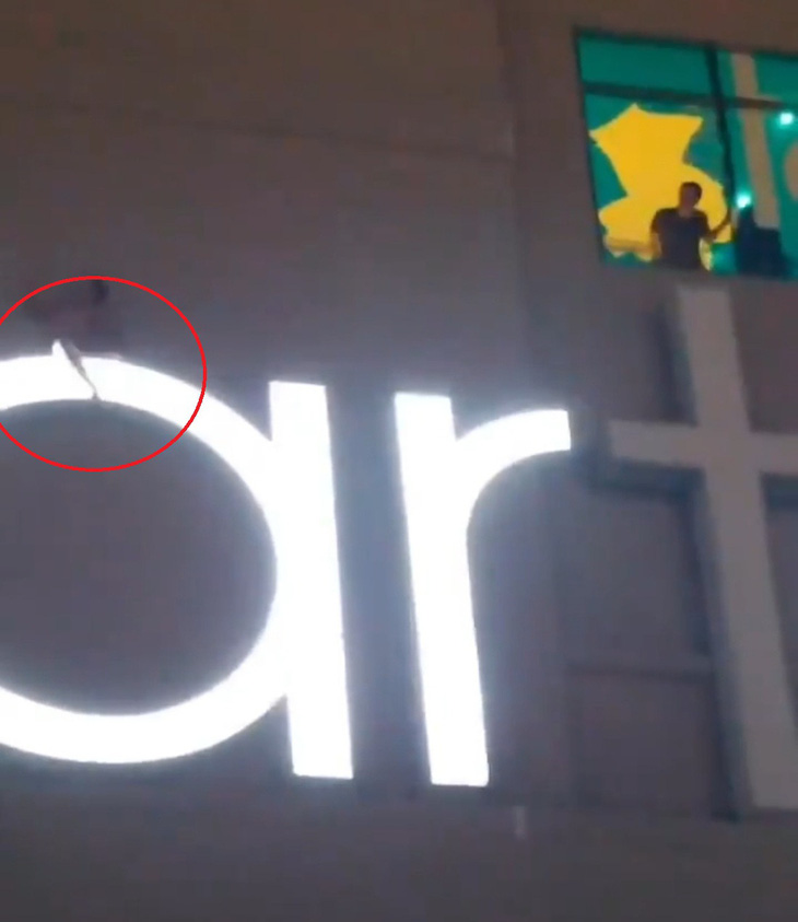 Người đàn ông cheo leo trên bảng chữ ở tầng 23 của khách sạn - Ảnh 1.
