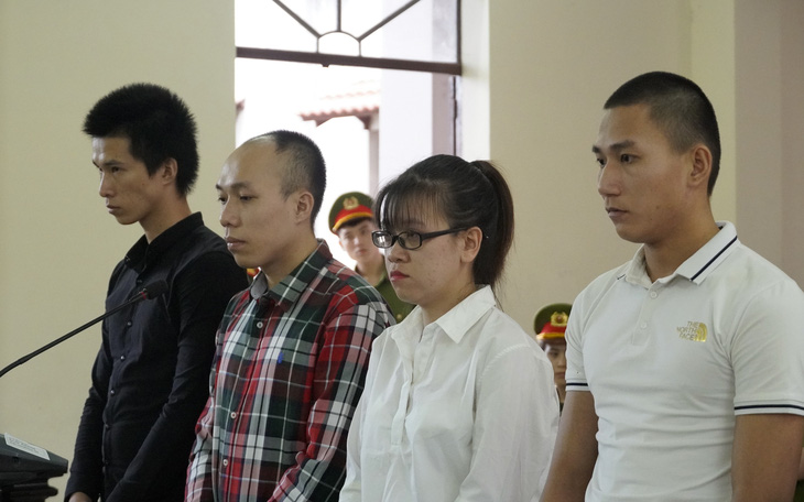 Vụ Alibaba: Tòa chiếu clip đập phá, tuyên Nguyễn Huỳnh Tú Trinh 4 năm 6 tháng tù - Ảnh 1.