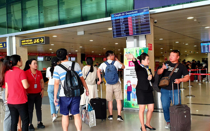 Vì sao ngưng phát thanh ở sân bay Tân Sơn Nhất khách nhỡ chuyến ít hơn?